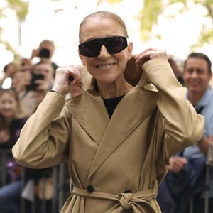 Céline Dion - Céline Dion acclamée par ses fans à la sortie du palace Royal Monceau à Paris. Céline Dion fait son grand retour sur scène à Paris avec une série de concerts exceptionnels à la Paris La Défense Arena du 12 septembre au 17 octobre 2026. Seize dates exclusives en septembre et octobre 2026, ainsi que dix dates en mai 2027, pour un spectacle qui s'annonce d'ores et déjà historique. Paris le31/08/2026.
© Jasmine Aissaoui / Bestimage