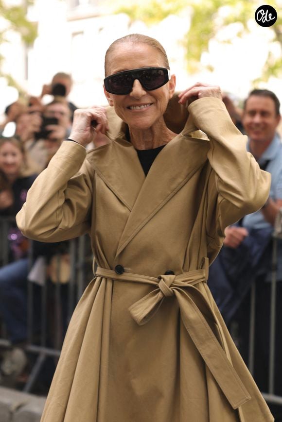 Céline Dion - Céline Dion acclamée par ses fans à la sortie du palace Royal Monceau à Paris. Céline Dion fait son grand retour sur scène à Paris avec une série de concerts exceptionnels à la Paris La Défense Arena du 12 septembre au 17 octobre 2026. Seize dates exclusives en septembre et octobre 2026, ainsi que dix dates en mai 2027, pour un spectacle qui s'annonce d'ores et déjà historique. Paris le31/08/2026.
© Jasmine Aissaoui / Bestimage