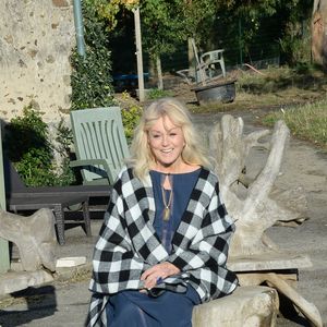 Loin des projecteurs et de l’agitation parisienne, Mylène Demongeot avait choisi la douceur de la campagne mayennaise pour poser ses valises. 

Exclusif - Mylène Demongeot a fêté son 81ème anniversaire en compagnie de Henry-Jean Servat, de la chanteuse Irène Roussel et de ses amis du Refuge, dans sa ferme en Mayenne, à Châtelain. @Daniel Angeli - Stephane Mulys / Bestimage