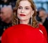 Un détail qui n'a pas semblé freiner Isabelle Huppert. 

Isabelle Huppert - Montée des marches du film "Histoires parallèles" lors du 79ème Festival International du Film de Cannes, le 14 mai 2026. 

© Olivier Borde / Bestimage