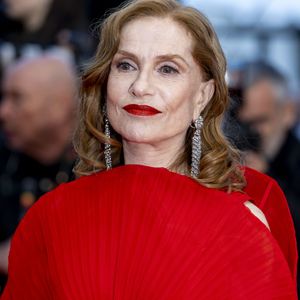 Un détail qui n'a pas semblé freiner Isabelle Huppert. 

Isabelle Huppert - Montée des marches du film "Histoires parallèles" lors du 79ème Festival International du Film de Cannes, le 14 mai 2026. 

© Olivier Borde / Bestimage