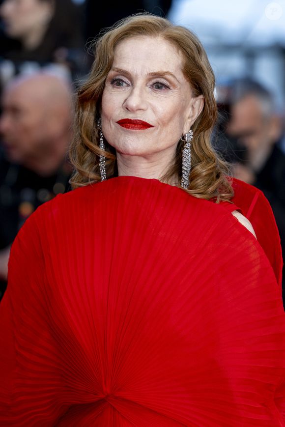 Un détail qui n'a pas semblé freiner Isabelle Huppert. 

Isabelle Huppert - Montée des marches du film "Histoires parallèles" lors du 79ème Festival International du Film de Cannes, le 14 mai 2026. 

© Olivier Borde / Bestimage
