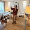 Canapé à 5 chiffres et objets vintage : A 23 ans, le fils de ce sportif champion de France ouvre les portes de son 95m² en plein Paris