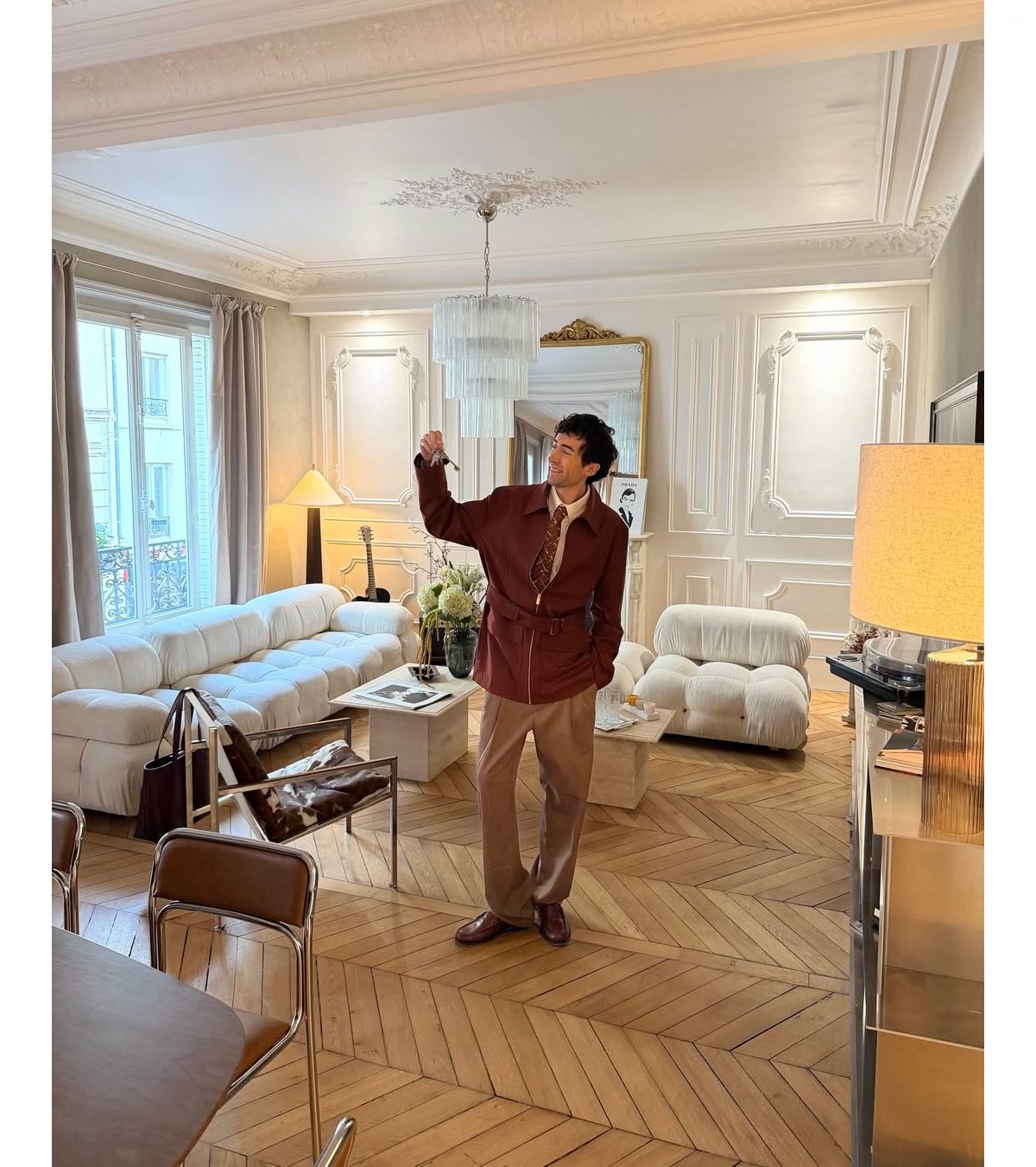 Photo : Le fils d'un sportif fait visiter son appartement. Lythan ...