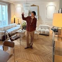 Canapé à 5 chiffres et objets vintage : A 23 ans, le fils de ce sportif champion de France ouvre les portes de son 95m² en plein Paris