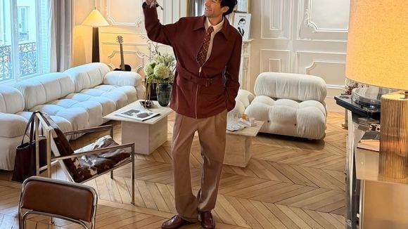 Canapé à 5 chiffres et objets vintage : A 23 ans, le fils de ce sportif champion de France ouvre les portes de son 95m² en plein Paris