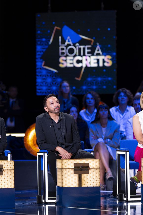 Exclusif - Kamel Ouali lors de l'enregistrement de l'émission "La Boîte à secrets", présentée par F.Bollaert et diffusée le 3 octobre 2025 sur France 3, dans les studios du Lendit à Saint-Denis, Seine Saint-Denis, France, le 9 septembre 2025. © Pierre Perusseau/Bestimage