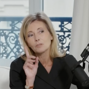 Claire Chazal dévoile l'intérieur de son appartement sur sa chaîne Youtube.
