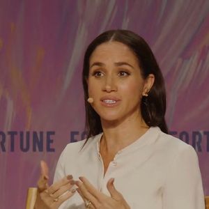 Meghan Markle a laissé entendre qu’elle prévoyait de publier des vidéos sur les réseaux sociaux mettant en avant des recettes de cuisine. La duchesse de Sussex a évoqué ce projet lors d’un événement organisé par le magazine américain Fortune dans le cadre de son sommet “Most Powerful Women”. Le 15 octobre 2025 @JLPPA / Bestimage