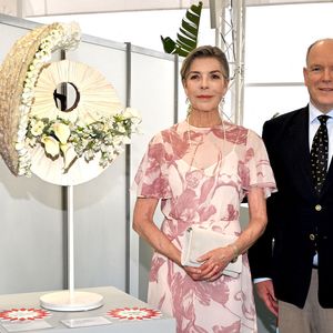Organisé par le Garden Club de Monaco sous le Haut Patronage du prince Albert II et la présidence de la princesse Caroline, le Concours International de Bouquets s’est tenu au Yacht Club de Monaco en présence de nombreuses personnalités.

Mme Fabienne Obry a remporté le prix princesse Grace de Monaco et l'insigne d'Or - Le prince Albert II de Monaco, la princesse Caroline de Hanovre et Melanie De Massy guidés par la vice présidente du Garden Club Mme Cécilia Casiraghi ont inauguré le 57ème Concours International de Bouquets à Monaco, le 9 mai 2025. © Bruno Bebert/Bestimage
