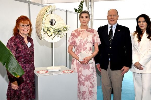 Organisé par le Garden Club de Monaco sous le Haut Patronage du prince Albert II et la présidence de la princesse Caroline, le Concours International de Bouquets s’est tenu au Yacht Club de Monaco en présence de nombreuses personnalités.

Mme Fabienne Obry a remporté le prix princesse Grace de Monaco et l'insigne d'Or - Le prince Albert II de Monaco, la princesse Caroline de Hanovre et Melanie De Massy guidés par la vice présidente du Garden Club Mme Cécilia Casiraghi ont inauguré le 57ème Concours International de Bouquets à Monaco, le 9 mai 2025. © Bruno Bebert/Bestimage
