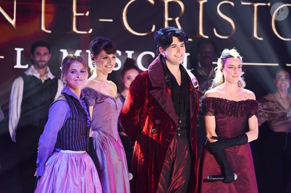 L'animatrice était aussi accompagnée du casting d'une célèbre comédie musicale.

Exclusif - Carla Dona, Marianne Orlowski, Gjon's Tears et Philippone Lavrey - La comédie musicale " La légende Monte-Cristo " lors de l'enregistrement de l'émission Vivement dimanche présentée par M.Drucker aux studios Rive Gauche, à Paris, France, le 1er octobre 2025. Diffusion sur France 3 le 9 novembre 2025. © Guillaume Gaffiot/Bestimage