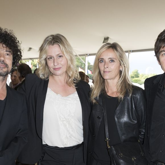 Exclusif - Yarol Poupaud, Luana Belmondo, Marie Poniatowski et son mari Pierre Rambaldi - Soirée au profit de l'Association "La Bonne étoile" de Laeticia Hallyday lors du 3ème Longines Paris Eiffel Jumping à la plaine de Jeux de Bagatelle à Paris le 1er juillet 2016 dans le Pavillon Eiffel du Longines Paris Eiffel Jumping décoré par Luxury Living.
© Olivier Borde / Veeren / Bestimage