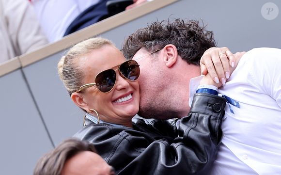 Laeticia Hallyday et son compagnon Frédéric Suant très amoureux dans les tribunes lors des Internationaux de France de Tennis de Roland Garros 2025, à Paris, France, le 26 mai 2025. © Jacovides-Moreau/Bestimage