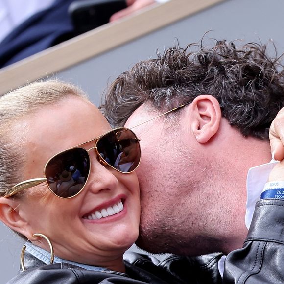 Laeticia Hallyday et son compagnon Frédéric Suant très amoureux dans les tribunes lors des Internationaux de France de Tennis de Roland Garros 2025, à Paris, France, le 26 mai 2025. © Jacovides-Moreau/Bestimage