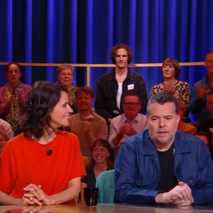 Nicolas Demorand entouré de l'équipe de la matinale de France Inter sur le plateau de "Quelle époque !" sur France 2 le 18 octobre 2025