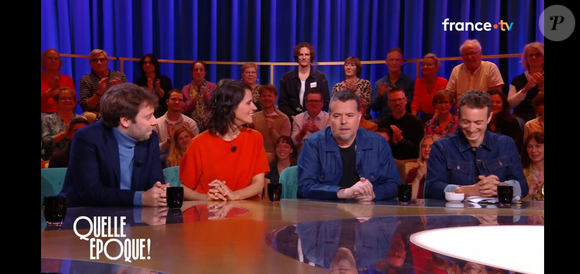 Nicolas Demorand entouré de l'équipe de la matinale de France Inter sur le plateau de "Quelle époque !" sur France 2 le 18 octobre 2025