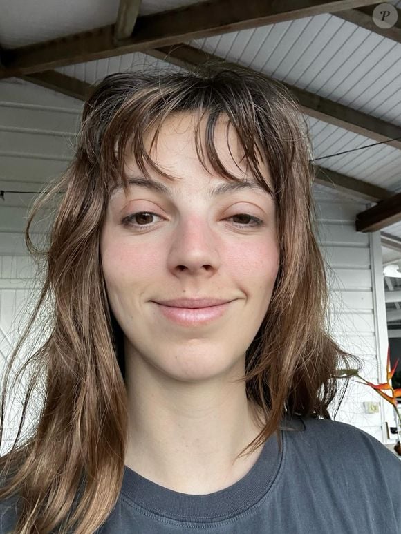 Laëtitia Hugues, la fille de Laurence Ferrari et Thomas Hugues s'est lancée dans la musique sous le nom de Laëlou