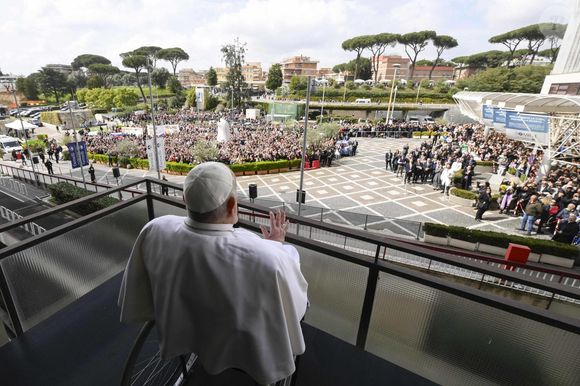 Jorge Mario Bergoglio, plus connu sous son nom de règne, François, est mort ce lundi 21 avril à 88 ans. Né en 1936 à Buenos Aires en Argentine, Jorge Mario Bergoglio était le premier pape non-européen depuis le VIIIe siècle. Zuma Press/Bestimage