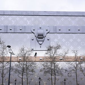 Louis Vuitton va ouvrir son hôtel de luxe de 6000 m2 sur les Champs Elysées !  Situé au 103 avenue des Champs-Elysées à Paris, ce bâtiment incroyable se situera juste en face du célèbre flagship de Louis Vuitton.
 Jack Tribeca/Bestimage