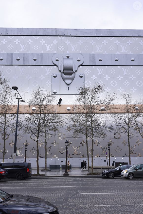 Louis Vuitton va ouvrir son hôtel de luxe de 6000 m2 sur les Champs Elysées !  Situé au 103 avenue des Champs-Elysées à Paris, ce bâtiment incroyable se situera juste en face du célèbre flagship de Louis Vuitton.
 Jack Tribeca/Bestimage