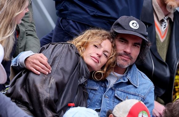 Aurélie Saada et son compagnon dans les tribunes lors des Internationaux de France de Tennis de Roland Garros 2025, à Paris, France, le 27 mai 2025. © Jacovides-Moreau/Bestimage