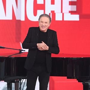 Entouré de son épouse Nikole et de sa petite-fille Elsa, l'artiste offrira même un mini-concert au piano sur le plateau.

Exclusif - Michel Drucker - Enregistrement de l'émission Vivement dimanche au studio Rive Gauche , présentée par Michel Drucker . Diffusion sur France 3 le 29/03/2026. Photos prises le 18 mars 2026.
© Guillaume Gaffiot / Bestimage