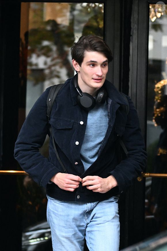 Aurélien Enthoven (Fils de Carla Bruni) - La famille Sarkozy réunie au restaurant du "Four Seasons Hôtel George V" pour l'anniversaire de Giulia Sarkozy (14 ans) à Paris, France, le 19 octobre 2025. Nicolas profite au maximum de ses derniers jours de liberté avant son incarcération à la prison de la Santé mardi 21 octobre. © Bestimage