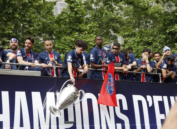 Les joueurs du PSG paradent sur les Champs-Elysées après leur victoire historique (5-0) en finale de la Ligue Des Champions 2025. Paris, le 1er juin 2025.
© Marc Ausset-Lacroix/Bestimage