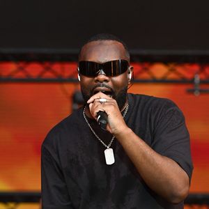 Gims a participé au concert de Théodora.

Gims - Diffusion en direct de l'émission de Radio Nova La derniere avec Guillaume Meurice - Fête de l'Huma 2025 sur l'ancienne base aerienne 217 du Plessis Pate.