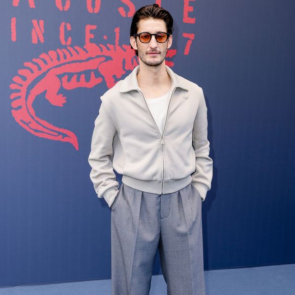 La soirée s’est conclue par un faux mariage célébré par Omar Da Fonseca avant une interprétation acoustique de T’es mon gourou.

Pierre Niney au photocall du défilé Lacoste Collection Femme Prêt-à-Porter Automne/Hiver 2026-2027 lors de la Fashion Week de Paris (PFW) à Roland Garros, à Paris, France, le 8 mars 2026. © Olivier Borde/Bestimage