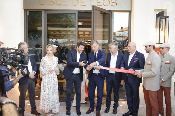 Exclusif -  Jean-Philippe Nuel (Architecte d’intérieur), Maud Bailly (Directrice générale Sofitel, MGallery & Emblems), Sébastien Bazin (PDG du groupe Accor), Patrick Bruel, Pierre Gonzalvez (Maire de l’Isle sur la Sorgue), Emmanuel Borla (Directeur de l’hôtel) - Patrick Bruel inaugure son hôtel cinq étoiles "L'Isle de Leos MGallery" à L'Isle-sur-la-Sorgue, France, le 23 septembre 2025. 
© Jack Tribeca / Bestimage