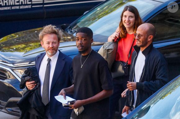 Le rappeur français MHD (Mohamed Sylla), arrive avec ses avocats Antoine Vey et Elise Arfi à l'ouverture de son procès et de celui de huit autres hommes pour un meurtre commis lors d'une bagarre entre deux gangs rivaux à Paris en 2018, au Palais de Justice de Paris, France, le 4 septembre 2023. L'artiste et quatre coaccusés comparaîtront libres, trois autres sont toujours en détention provisoire et le dernier, toujours en liberté, sera jugé par contumace. Ils risquent jusqu'à 30 ans de prison. © Christophe Clovis/Bestimage