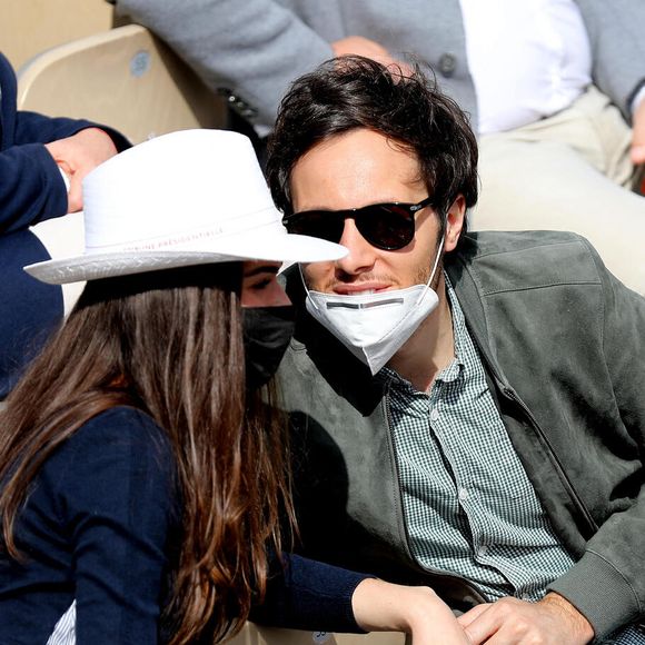 Vianney (Vianney Bureau) et sa compagne Catherine Robert (enceinte) dans les tribunes des Internationaux de France de tennis de Roland Garros à Paris, France, le 5 juin 2021. © Dominique Jacovides/Bestimage