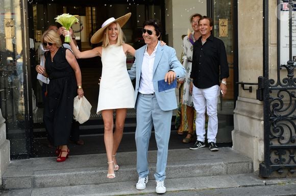 Les jeunes mariés, Jean-Luc Lahaye et sa femme Paola (Lahaye-Aubin) à la sortie de la mairie du 18ème arrondissement de Paris - J.L.Lahaye s'est marié en secondes noces avec sa compagne P.Aubin à la mairie du 18ème arrondissement de Paris, le 2 juillet 2025. © Agence / Bestimage