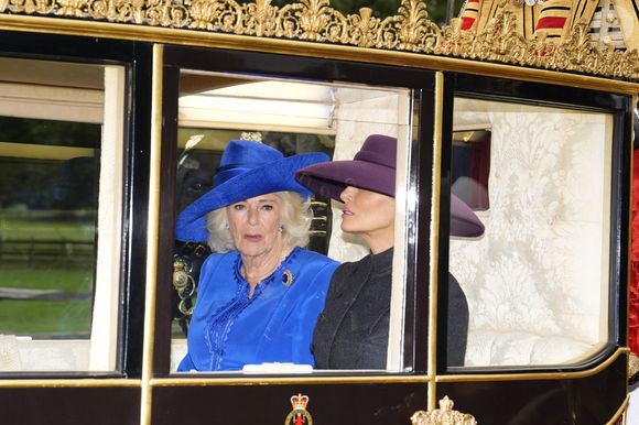 La reine Camilla et la première dame Melania Trump lors de la procession en calèche vers le château de Windsor, Berkshire, avant la cérémonie d'accueil au premier jour de la deuxième visite d'État du président américain au Royaume-Uni.  © Pettitt Jordan/PA Wire/ABACA