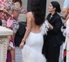 La robe dévoilait par ailleurs un dos entièrement nu. 

La chanteuse Dua Lipa et l'acteur Callum Turner ont été photographiés avant leur fête de mariage sur la Piazza Croce Dei Vespri à Palerme, en Italie, le 5 juin 2026. Photo : Snapix/ABACAPRESS.COM