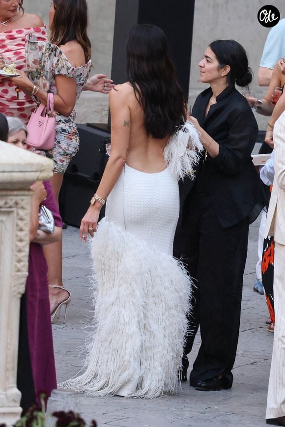 La robe dévoilait par ailleurs un dos entièrement nu. 

La chanteuse Dua Lipa et l'acteur Callum Turner ont été photographiés avant leur fête de mariage sur la Piazza Croce Dei Vespri à Palerme, en Italie, le 5 juin 2026. Photo : Snapix/ABACAPRESS.COM