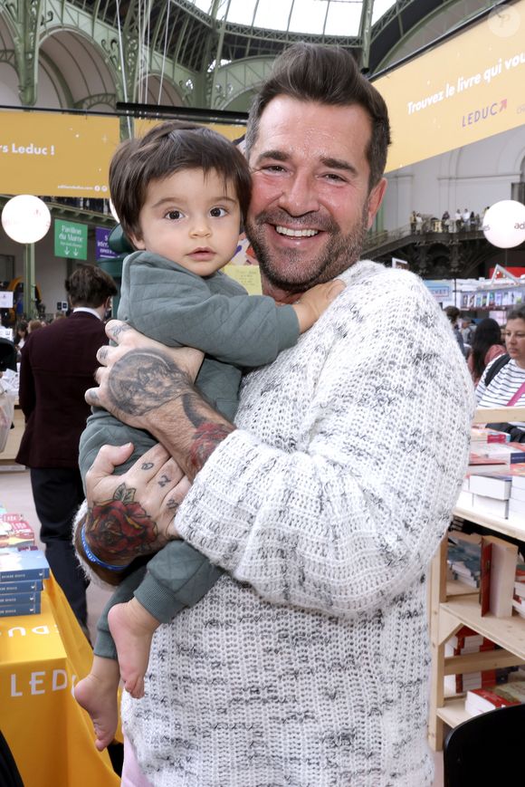 Mathieu Ceschin a marqué l'histoire de "L'amour est dans le pré". Mathieu Ceschin ( L'Amour est dans le pré ) avec son fils Ezio - Festival du livre de Paris au Grand Palais. © Cédric Perrin/Bestimage