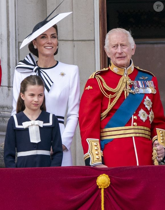 Le roi Charles III, la princesse de Galles et la princesse Charlotte lors de la montée des couleurs à Londres, le 15 juin 2024.