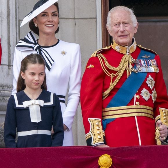 Le roi Charles III, la princesse de Galles et la princesse Charlotte lors de la montée des couleurs à Londres, le 15 juin 2024.