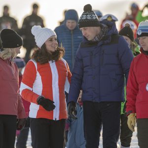 Le prince William, duc de Cambridge et Catherine Kate Middleton (enceinte), duchesse de Cambridge rencontrent des enfants de l'école de ski à Oslo le 2 février 2018. © AGENCE / BESTIMAGE