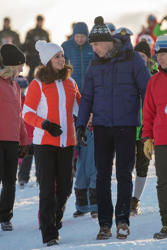 Le prince William, duc de Cambridge et Catherine Kate Middleton (enceinte), duchesse de Cambridge rencontrent des enfants de l'école de ski à Oslo le 2 février 2018. © AGENCE / BESTIMAGE