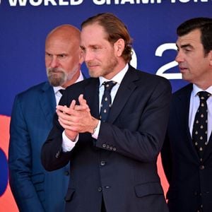 Andrea Casiraghi, sa femme Tatiana Santo Domingo lors de la remise des prix avec Jeff Dodds, le PDG de la Formula E, Mike Fries, le CEO de Liberty Global, Michel Ferry, le commissaire général de l'Automobile Club de Monaco et le directeur des Grands Prix, Lionel Beffre, Conseiller de Gouvernement-Ministre de l'Intérieur, durant le Monaco E-Prix 2026, Round 9, le 16 mai 2026. © Bruno Bebert / Bestimage