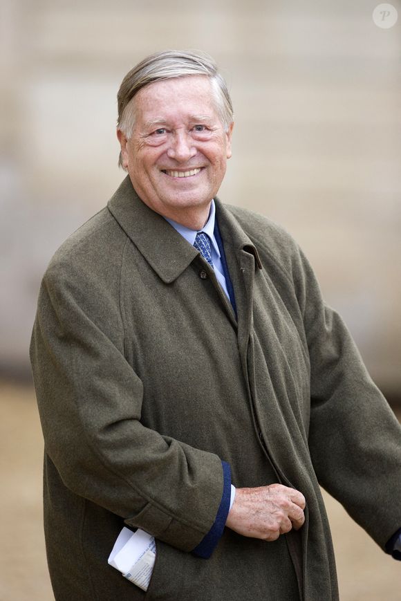 Alain Duhamel quitte la cérémonie de remise des médailles de la Légion d'honneur au Palais de l'Elysée à Paris, France, le 17 septembre 2013. Photo by Laurent Zabulon/ABACAPRESS.COM
