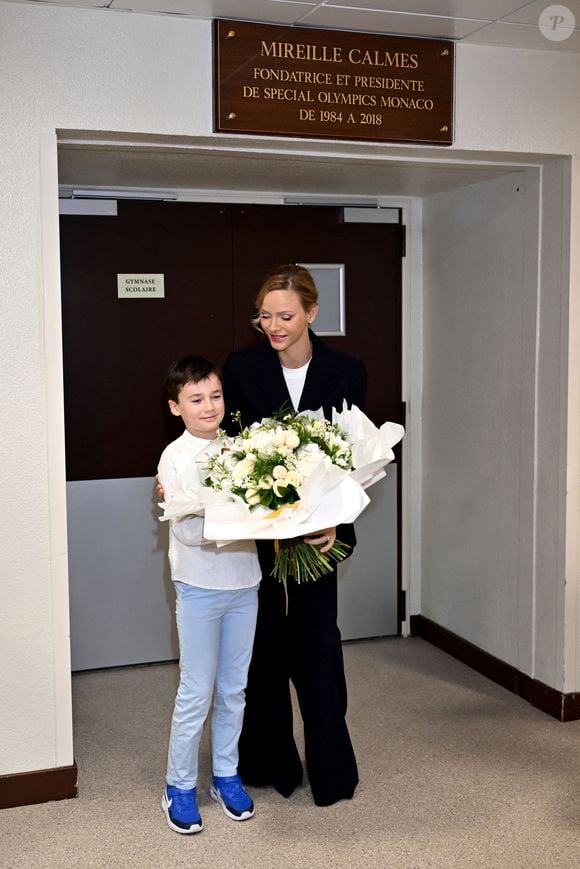 La princesse Charlene de Monaco a rendu hommage à la présidente et fondatrice de Special Olympics Monaco en baptisant un gymnase scolaire du Stade Louis II de son nom, Mireille Calmes, en présence de son fils Jean François Calmes et son petit fils Anton, le 18 octobre 2025. © Bruno Bebert/Bestimage