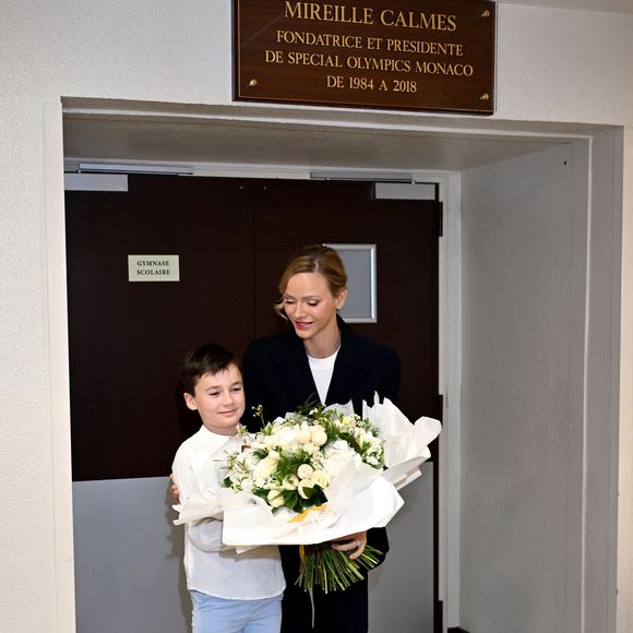 La princesse Charlene de Monaco a rendu hommage à la présidente et fondatrice de Special Olympics Monaco en baptisant un gymnase scolaire du Stade Louis II de son nom, Mireille Calmes, en présence de son fils Jean François Calmes et son petit fils Anton, le 18 octobre 2025. © Bruno Bebert/Bestimage