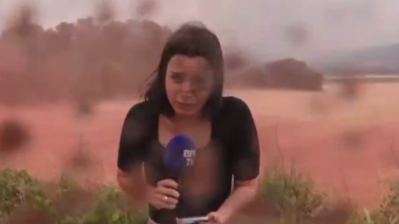 “Qui vous a laissé entrer ?” : Cette journaliste de BFM interrompue en direct par un pompier en colère lors des incendies dans l'Hérault