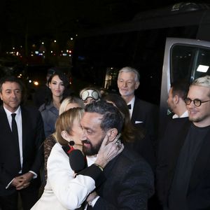 Exclusif - Nabilla et Thomas Vergara, Isabelle Morini-Bosc, Kelly Vedovelli, Cyril Hanouna, Raymond Aabou, Gilles Verdez, Polska, Bernar Montiel, Valérie Bénaïm, Guillaume Genton, Géraldine Maillet - Les chroniqueurs et les invités quittent la dernière émission "Touche pas à mon poste" (TPMP) en bus pour se rendre devant le siège du groupe M6 à Neuilly-sur-Seine le 27 février 2025. © Jack Tribeca/Bestimage