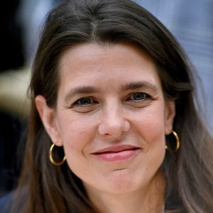 Charlotte Casiraghi signe des dédicaces au Salon du livre de Paris, au Grand Palais, le 17 avril 2026. Le salon, qui se tient jusqu'au 19 avril, met la bande dessinée à l'honneur. Photo de Franck Castel/ABACAPRESS.COM